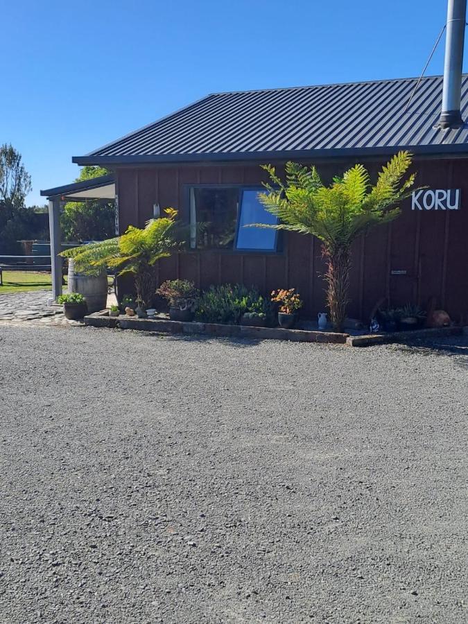 Koru Beachfront Holiday Cabins & Hot Tub Barrytown Exterior photo