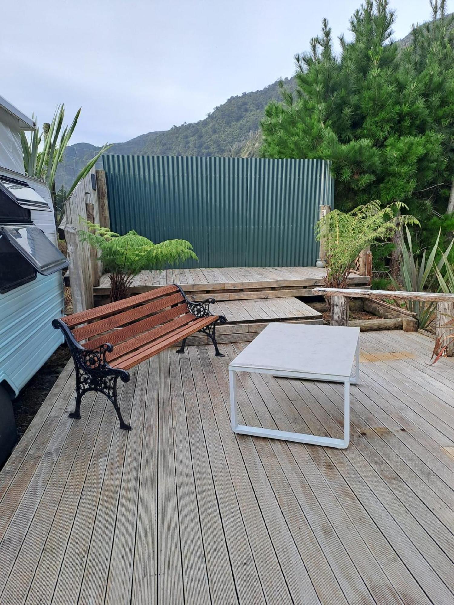 Koru Beachfront Holiday Cabins & Hot Tub Barrytown Exterior photo